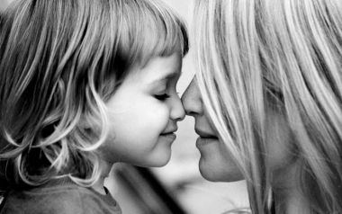 Μάνα, σημαίνει αγάπη: Η μητέρα δεν προδίδει, δεν εγκαταλείπει, αγαπάει μόνο!